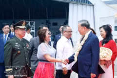 El secretario general del Partido Comunista y presidente de Estado, To Lam, y su esposa, Ngo Phuong Ly, son recibidos en la Base Aérea de Villamor el 31 de mayo por la tarde. (Foto: VNA)
