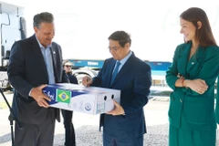 El primer ministro Pham Minh Chinh firma un paquete de carne de res exportada a Vietnam. (Foto: VNA)