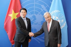 El presidente de Vietnam, Luong Cuong, (izq.) y el secretario general de la ONU, António Guterres, (Fuente: VNA)