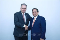 El primer ministro Pham Minh Chinh (izq.) se reúne con el presidente de Uruguay en el marco de la Cumbre ampliada del BRICS. (Foto: VNA)