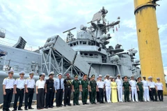 En la ceremonia de bienvenida a la Flota Oriental de la Armada de la India, se tomó una foto conmemorativa junto al destructor INS Delhi. (Foto: Vietnam+)