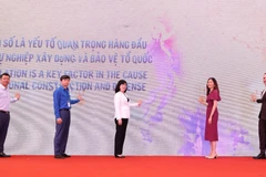 La ministra de Salud, Dao Hong Lan, Pauline Tamesis, Matt Jackson, Nguyen Minh Triet, director del Departamento de Población, Le Thanh Dung, presionaron el botón de inicio y difundieron mensajes en respuesta al Día Mundial de la Población. (Foto: Vietnam+)