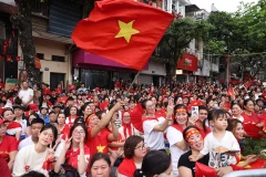 La gente da la bienvenida a las unidades del desfile durante el ensayo final a nivel estatal