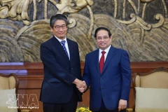 El primer ministro Pham Minh Chinh (derecha) y el embajador de Japón en Vietnam, Ito Naoki. (Foto: VNA)