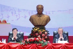El Secretario General del Partido Comunista de Vietnam To Lam y el Secretario General del Partido Popular Revolucionario de Laos y el presidente del país, Thongloun Sisoulith, copresiden una conferencia en Vientiane el 5 de febrero sobre los resultados del 14o Congreso Nacional del PCV. (Foto: VNA)