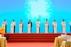 El secretario general del Partido Comunista de Vietnam, To Lam, y los delegados ofician la ceremonia de colocación de la primera piedra. (Foto: VNA)