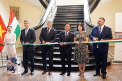 Delegados de Vietnam y Hungría en la ceremonia inaugural de la exposición fotográfica. (Foto: VNA)