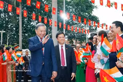 El secretario general del Comité Central del Partido Comunista de Vietnam y presidente del Estado, To Lam, se reúne con el personal de la Embajada de Vietnam y representantes de la comunidad vietnamita en India el 5 de mayo de 2026. (Foto: VNA)