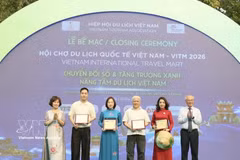 El Comité Organizador de VITM 2026 rinde homenaje a los patrocinadores. (Foto: VNA)