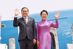 El presidente de la Asamblea Nacional, Tran Thanh Man, y su esposo Nguyen Thi Thanh Nga abandonan Dakar en la tarde del 24 de julio (hora local), concluyendo con éxito su visita oficial a Senegal. (Foto: VNA)