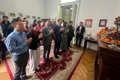 El embajador Do Duc Thanh (cuarto, a la izquierda), el personal de la embajada y representantes de asociaciones vietnamitas en Rumania ofrecen incienso en homenaje al Presidente Ho Chi Minh. (Foto: VNA)