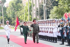 El general Nguyen Tan Cuong, jefe del Estado Mayor del Ejército Popular de Vietnam y viceministro de Defensa Nacional (izquierda), y el general de división Pavel Muraveiko, jefe del Estado Mayor General de las Fuerzas Armadas y primer viceministro de Defensa de Bielorrusia pasan revista a la Guardia de Honor del Ejército Popular de Vietnam. (Foto: VNA)