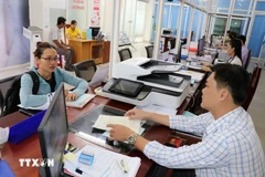 Trámites administrativos en el Centro de Atención al Público de la comuna de Tra Vinh, provincia de Vinh Long. (Foto: VNA)
