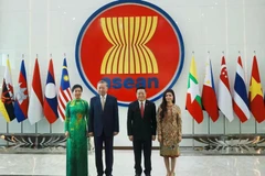 El secretario general del Partido Comunista de Vietnam, To Lam (segundo, a la izquierda) y su esposa, Ngo Phuong Ly (primera, a la izquierda), visitan la Secretaría de la ASEAN el 10 de marzo. (Foto: VNA)