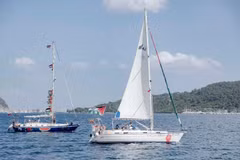 Los barcos que transportaban a activistas, adornados con banderas palestinas, parten del puerto de Marmaris, en Türkiye, el 14 de mayo. (Foto: AFP)