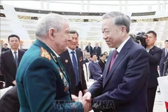 El secretario general del Partido Comunista de Vietnam, To Lam, estrecha la mano de un veterano bielorruso con destacadas contribuciones a Vietnam. (Foto: VNA)