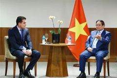 El primer ministro vietnamita, Pham Minh Chinh, (derecha) conversó con representantes del Grupo JBS, una de las principales empresas de procesamiento de alimentos a nivel mundial, con sede en Brasil y presencia en 24 países y territorios. (Fuente: VNA)