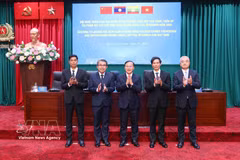 El teniente general Nguyen Van Long, viceministro de Seguridad Pública de Vietnam (en el centro), y los jefes de las delegaciones de Vietnam, China, Laos y Myanmar en la conferencia. (Foto: VNA)