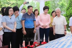 La directora general de la VNA, Vu Viet Trang (segunda desde la derecha), y generaciones de líderes de la VNA en el sitio de las reliquias. (Foto: VNA)