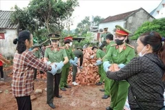 La policía de Bac Giang apoya la retirada de viviendas temporales y deterioradas de hogares pobres y en situación de pobreza en la provincia. (Foto: VNA)