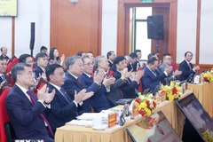 El secretario general del Partido Comunista de Vietnam, To Lam, y líderes actuales y anteriores del Partido y del Estado asistieron a la Asamblea del Comité partidista de la Oficina de Comité Central del PCV. (Foto: VNA)