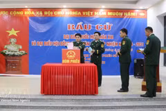 Votantes en la Estación de la Guardia Fronteriza de Dao San emiten sus votos en las elecciones de diputados a la XVI Legislatura de la Asamblea Nacional y a los Consejos Populares de todos los niveles para el período 2026-2031. (Foto: VNA)