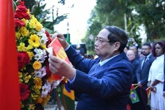 El primer ministro Pham Minh Chinh coloca flores en la placa en conmemoración del Presidente Ho Chi Minh en la ciudad de Río de Janeiro, Brasil, el 5 de julio. (Foto: VNA)