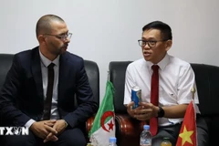 El embajador de Vietnam en Argelia, Tran Quoc Khanh, y Abdelkader Toumi, presidente de la Cámara de Comercio e Industria de la provincia de Batna. (Fuente: VNA)