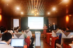 Nguyen Thi My Hanh, subdirectora del Departamento de Capacitación de la Junta de Gestión de Recursos Humanos de Petrovietnam, pronunció el discurso inaugural del curso de capacitación.