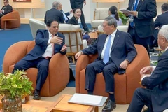 El primer ministro Pham Minh Chinh (izq.) se reúne con su par chino Li Qiang en el marco de la Cumbre ampliada del BRICS en Río de Janeiro, Brasil. (Foto: VNA)