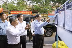 El presidente de la Asamblea Nacional, Tran Thanh Man (primero, a la derecha) inspecciona un colegio electoral en el distrito de Ninh Kieu, ciudad de Can Tho. (Foto: VNA)