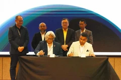 Sudarnoto (izquierda) y Arun firman el memorando de entendimiento. (Foto: the borneopost)
