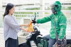 Las compras en línea se han convertido en un hábito de consumo para millones de familias vietnamitas, especialmente en las grandes ciudades. (Foto: dautu.vn)