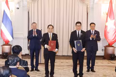 El secretario general del Partido Comunista de Vietnam y presidente del país, To Lam, y el primer ministro tailandés Anutin Charnvirakul presenciaron el intercambio de documentos sobre el Programa de Acción para la implementación de la Asociación Estratégica Integral Vietnam-Tailandia para el período 2026-2031. (Foto: VNA)