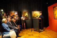 La señora Ngo Phuong Ly, esposa del secretario general del Partido Comunista de Vietnam, To Lam, interviene en el acto inaugural de la exposición. (Fuente: VNA)