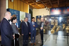 El secretario general del Partido Comunista de Vietnam, To Lam, el presidente búlgaro, Rumen Radev, visitan el Museo Nacional de Historia de Bulgaria. (Foto: VNA)