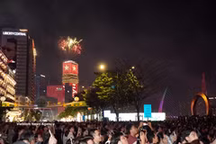 Exhibición de fuegos artificiales a baja altura en la torre Saigon Marina IFC (barrio de Saigón) (Foto: VNA)