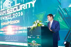 El general de división Nguyen Tung Hung, subcomandante del Comando de Guerra Cibernética del Ministerio de Defensa Nacional, interviene en el evento. (Fuente: VNA)