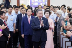 La directora general de la VNA, Vu Viet Trang, da la bienvenida al secretario general del PCV, To Lam, a la ceremonia que conmemora el 80º aniversario de la VNA. (Foto: VNA)