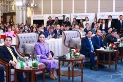 El primer ministro vietnamita, Pham Minh Chinh (al frente, tercero desde la izquierda) y su homóloga tailandesa, Paetongtarn Shinawatra (al frente, segundo desde la izquierda), en el foro empresarial. (Foto: VNA)