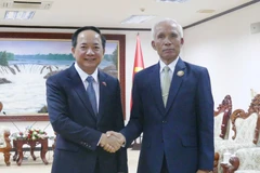 El secretario del Comité Central del Partido Comunista de Vietnam (PCV) y jefe de su Comisión de Propaganda, Educación y Movilización de Masas, Trinh Van Quyet, se reúne con Khamphan Pheuiyavong, secretario del Comité Central del Partido Popular Revolucionario de Laos y jefe de su Comisión de Propaganda y Capacitación. (Foto: VNA)