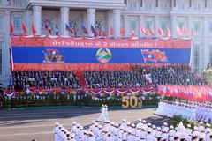 Desfile militar para celebrar el 50.º Día Nacional de la República Democrática Popular de Laos. (Foto: VNA)