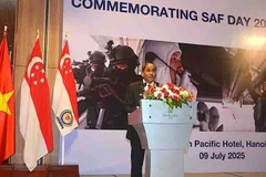 El embajador de Singapur en Vietnam, Jaya Ratnam, habla en la recepción. (Foto: qdnd.vn)
