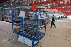 Los robots transportan automáticamente materiales del almacén a la línea de producción de Maxport Limited Vietnam (Foto: VNA)