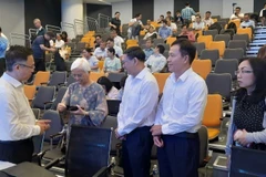 Representantes de las autoridades de Ciudad Ho Chi Minh se reúnen con científicos vietnamitas en el extranjero (Foto: nhandan.vn)