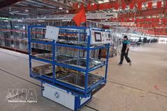 Los robots transportan automáticamente materiales del almacén a la línea de producción de Maxport Limited Vietnam (Foto: VNA)