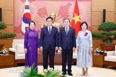 El presidente de la Asamblea Nacional, Tran Thanh Man (segundo a la derecha), y su homólogo surcoreano, Woo Won Shik, junto con sus cónyuges (Foto: VNA)