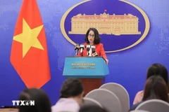 La portavoz del Ministerio de Relaciones Exteriores, Pham Thu Hang, interviene en la rueda de prensa. (Fuente: VNA)