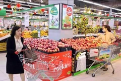 Los consumidores compran en Winmart Vo Thi Sau, en el distrito de Hai Ba Trung, Hanoi. (Foto: VNA)