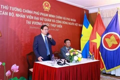 El primer ministro Pham Minh Chinh habla en una reunión con personal de la Embajada de Vietnam y representantes de la comunidad vietnamita en Suecia el 11 de junio. (Foto: VNA)